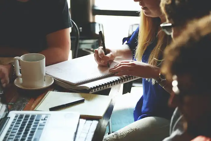 Take part in a focus group discussion on smoking / Cymryd rhan mewn trafodaeth grŵp ffocws ar ysmygu